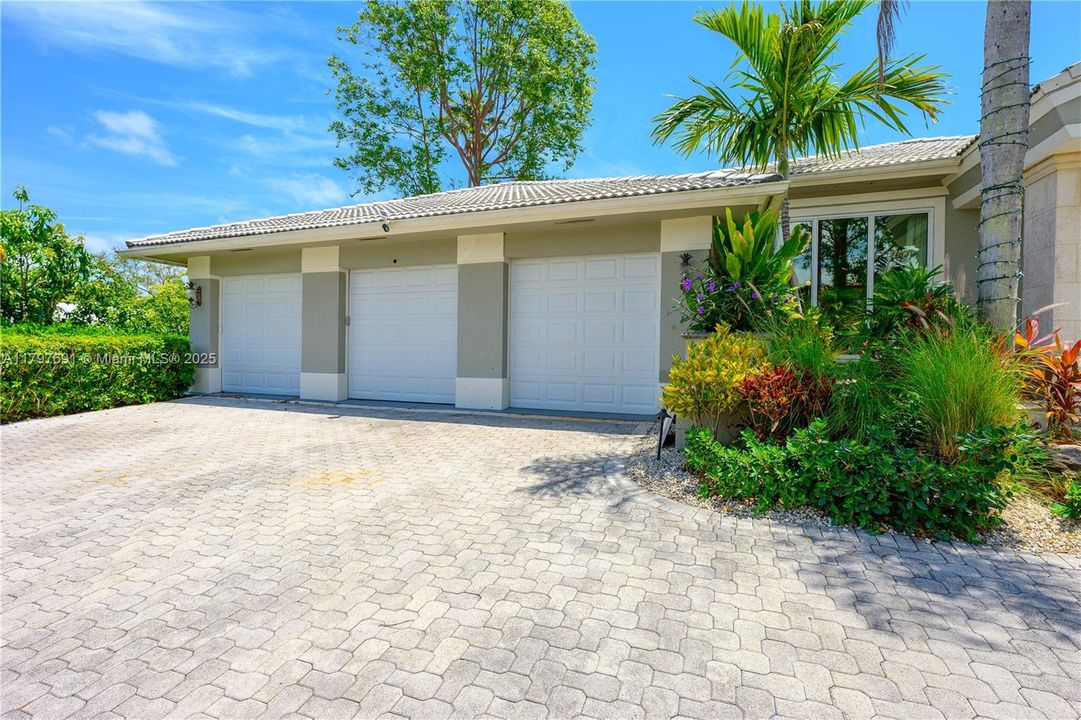 最近售出: $1,935,000 (5 贝兹, 4 浴室, 3765 平方英尺)