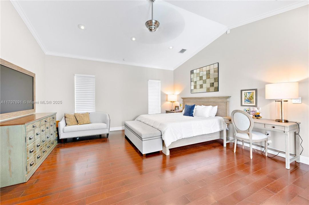 最近售出: $1,935,000 (5 贝兹, 4 浴室, 3765 平方英尺)