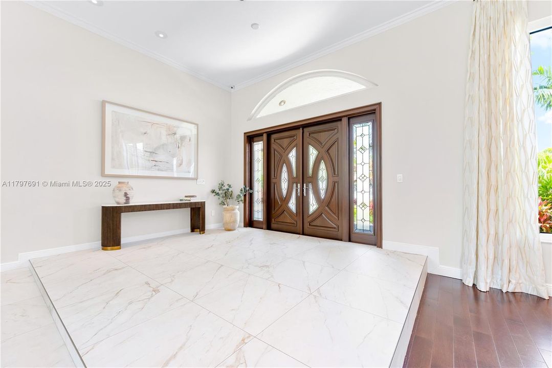 最近售出: $1,935,000 (5 贝兹, 4 浴室, 3765 平方英尺)