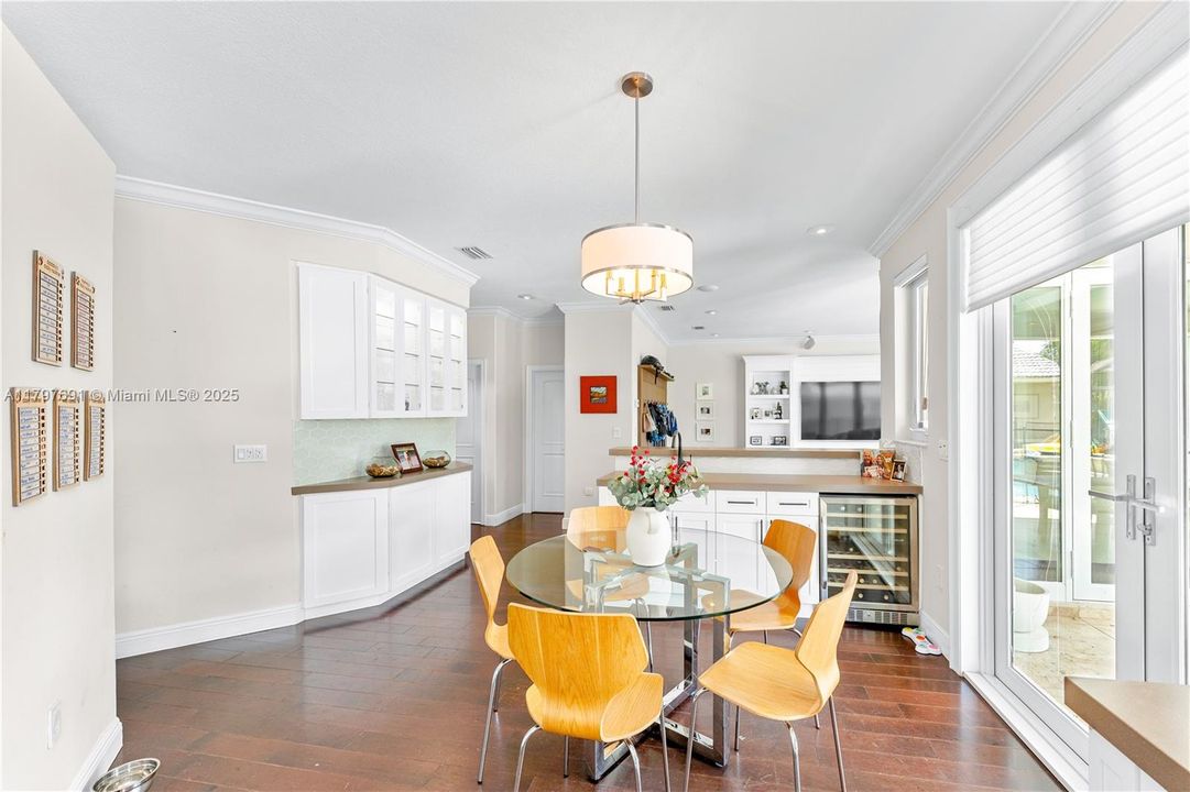 最近售出: $1,935,000 (5 贝兹, 4 浴室, 3765 平方英尺)