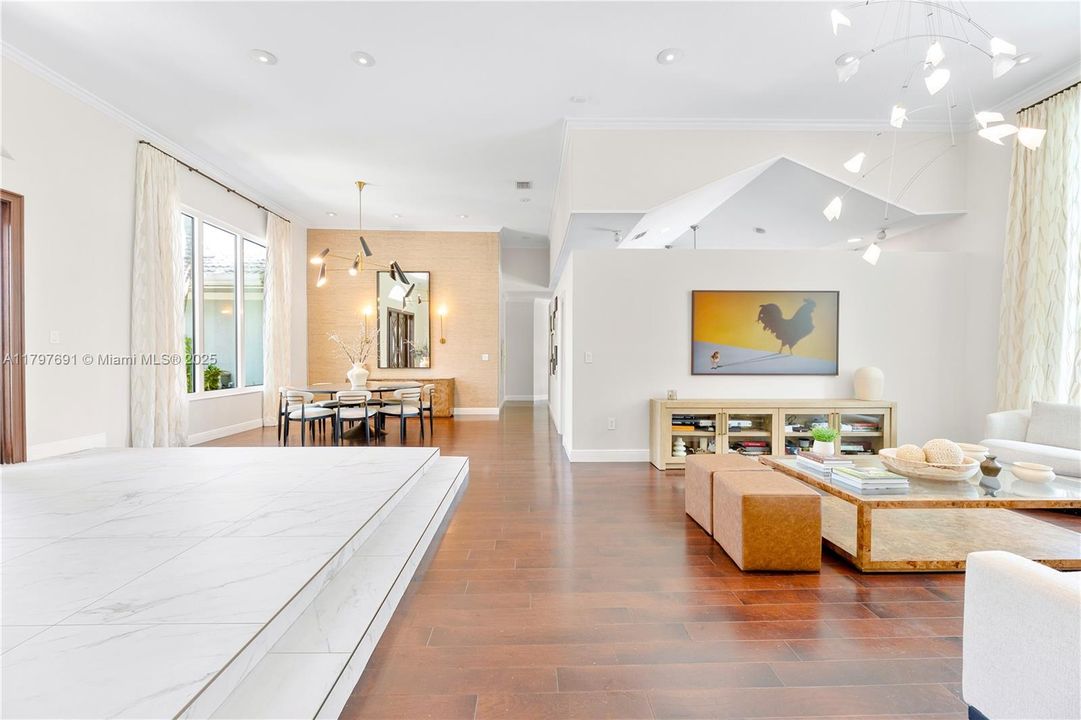 最近售出: $1,935,000 (5 贝兹, 4 浴室, 3765 平方英尺)