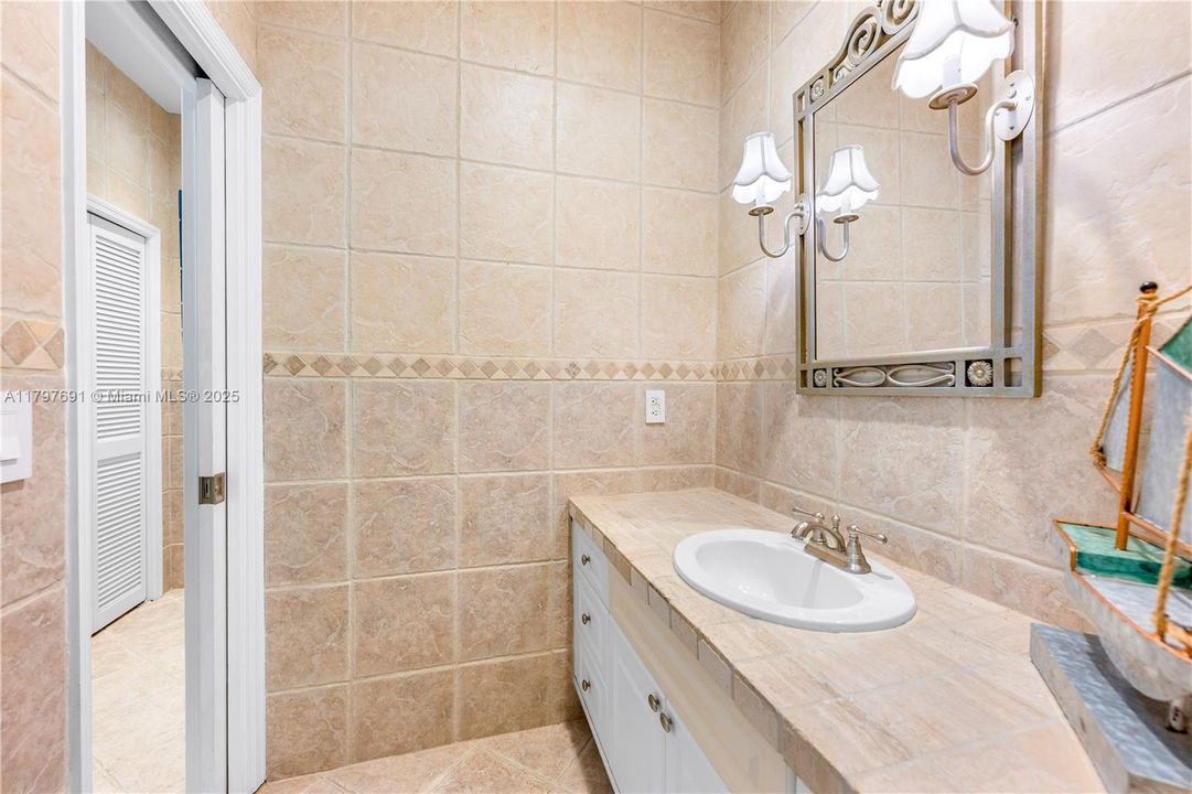 最近售出: $1,935,000 (5 贝兹, 4 浴室, 3765 平方英尺)