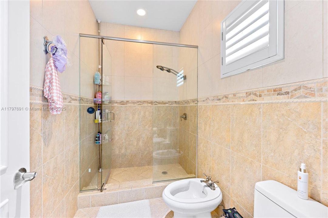 最近售出: $1,935,000 (5 贝兹, 4 浴室, 3765 平方英尺)