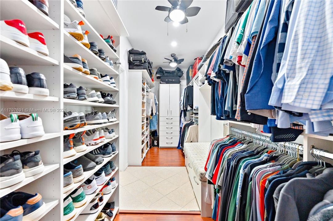 最近售出: $1,935,000 (5 贝兹, 4 浴室, 3765 平方英尺)