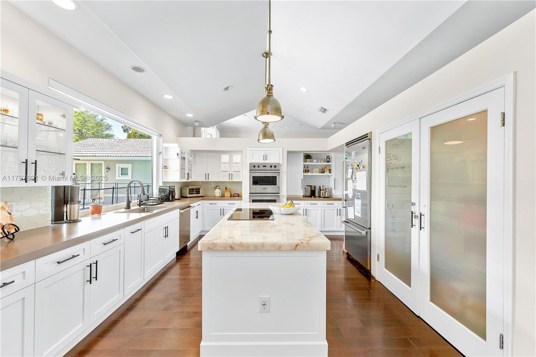 最近售出: $1,935,000 (5 贝兹, 4 浴室, 3765 平方英尺)