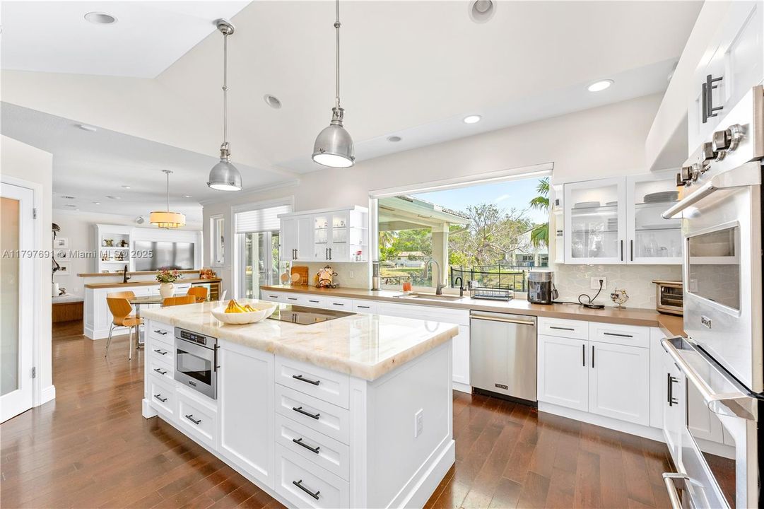 最近售出: $1,935,000 (5 贝兹, 4 浴室, 3765 平方英尺)