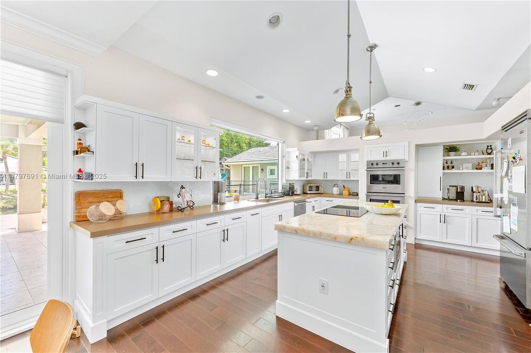 最近售出: $1,935,000 (5 贝兹, 4 浴室, 3765 平方英尺)