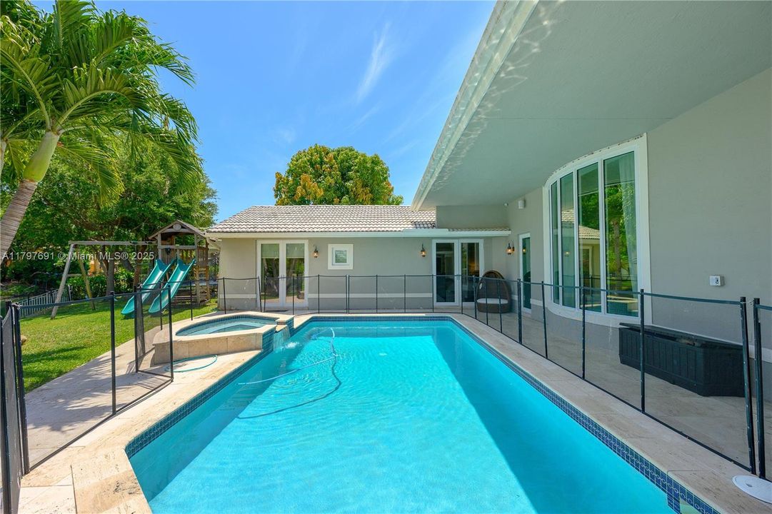 最近售出: $1,935,000 (5 贝兹, 4 浴室, 3765 平方英尺)