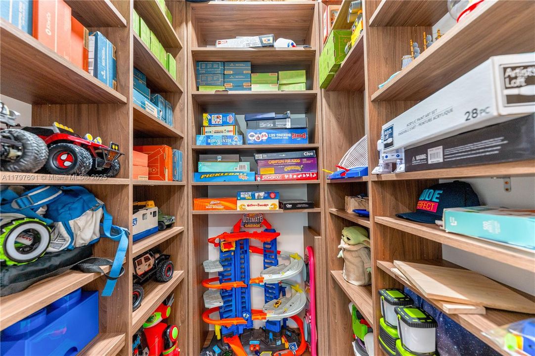 最近售出: $1,935,000 (5 贝兹, 4 浴室, 3765 平方英尺)