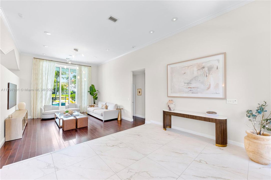 最近售出: $1,935,000 (5 贝兹, 4 浴室, 3765 平方英尺)