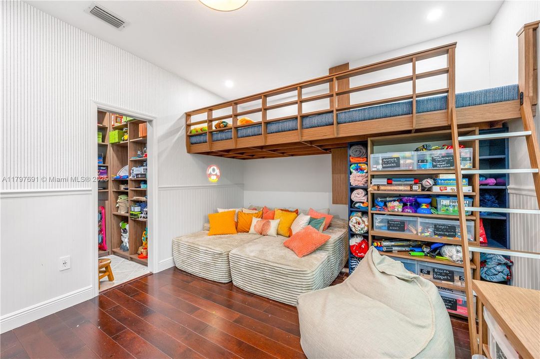 最近售出: $1,935,000 (5 贝兹, 4 浴室, 3765 平方英尺)