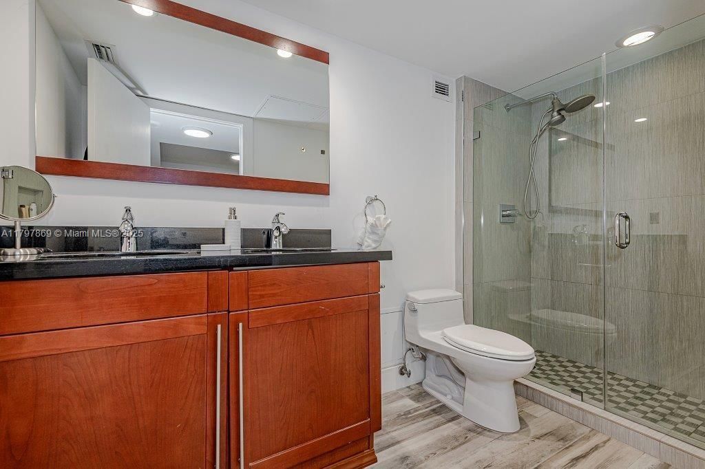 For Sale: $900,000 (0 beds, 1 baths, 760 Square Feet)