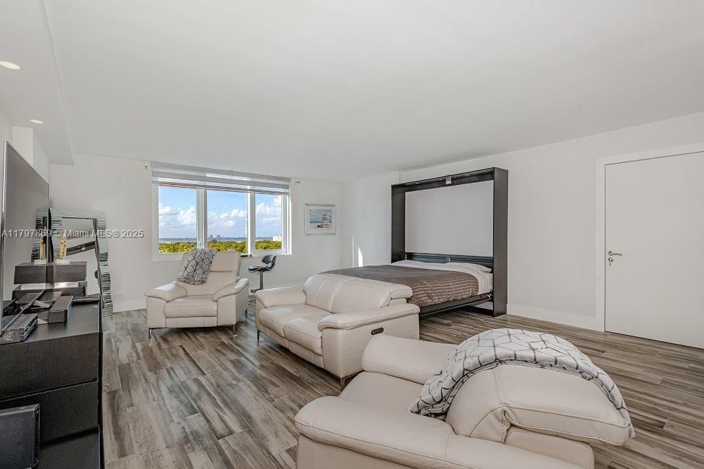 For Sale: $900,000 (0 beds, 1 baths, 760 Square Feet)
