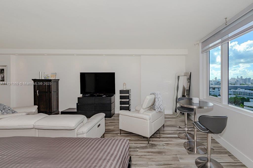 For Sale: $900,000 (0 beds, 1 baths, 760 Square Feet)