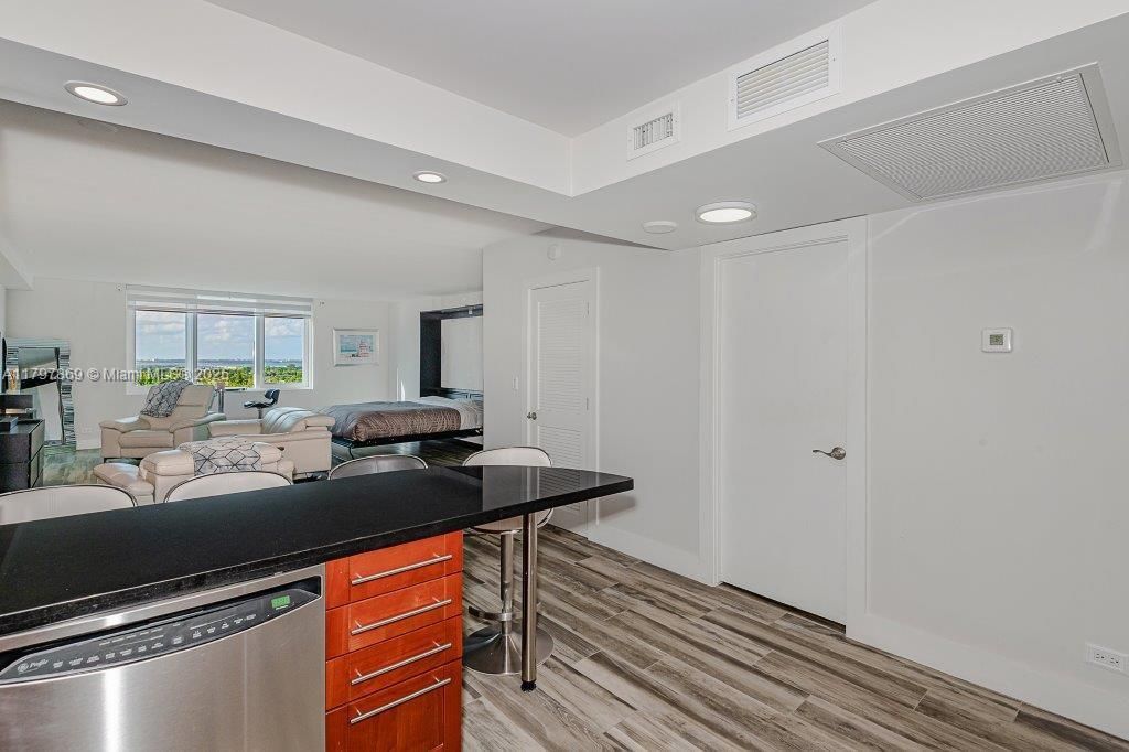 For Sale: $900,000 (0 beds, 1 baths, 760 Square Feet)