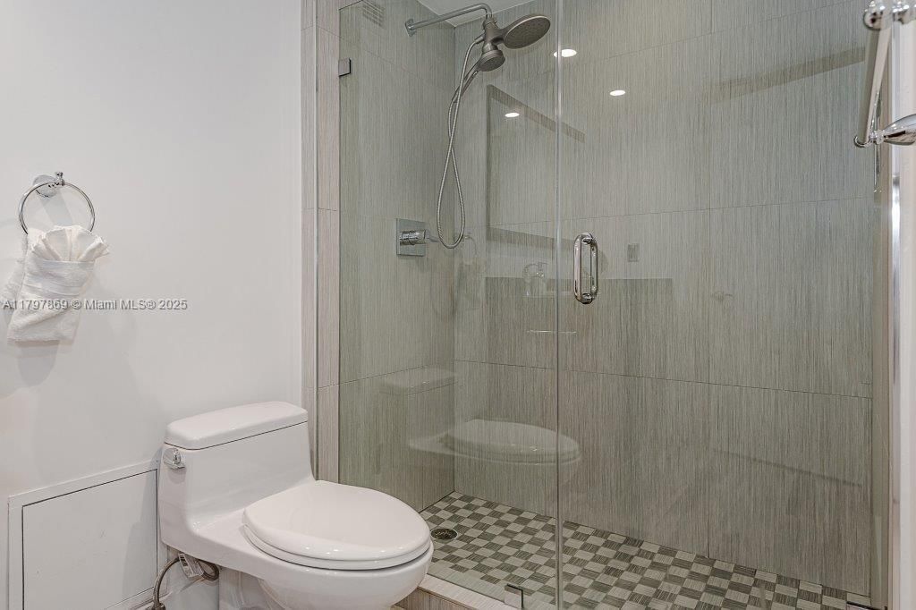 For Sale: $900,000 (0 beds, 1 baths, 760 Square Feet)