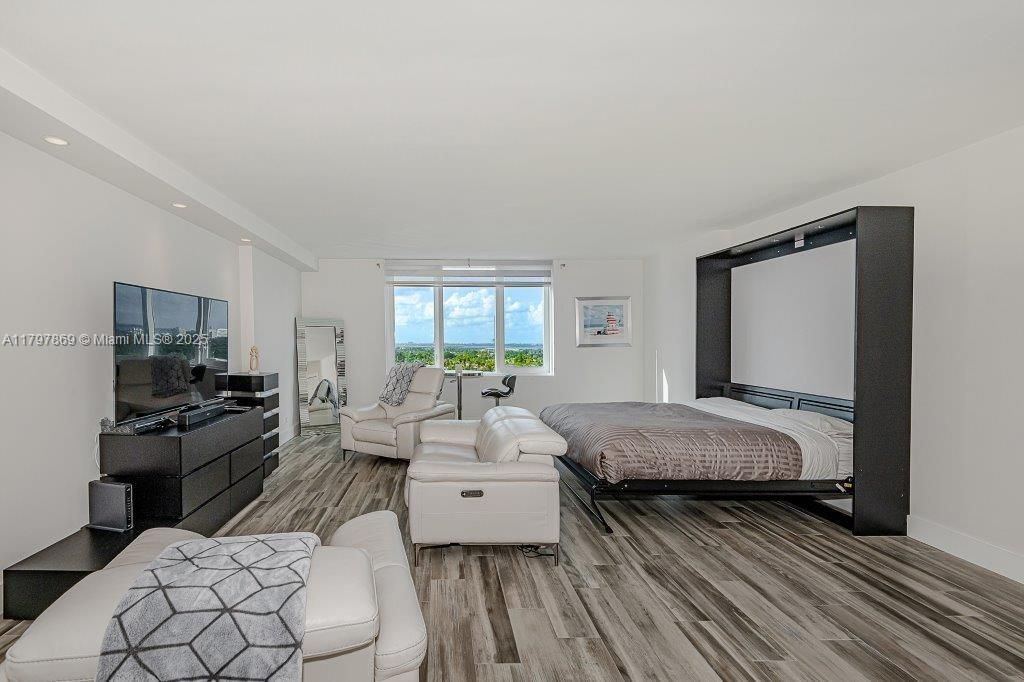 For Sale: $900,000 (0 beds, 1 baths, 760 Square Feet)