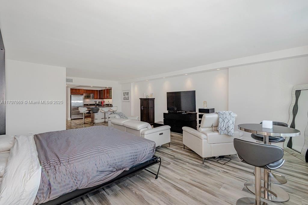 For Sale: $900,000 (0 beds, 1 baths, 760 Square Feet)