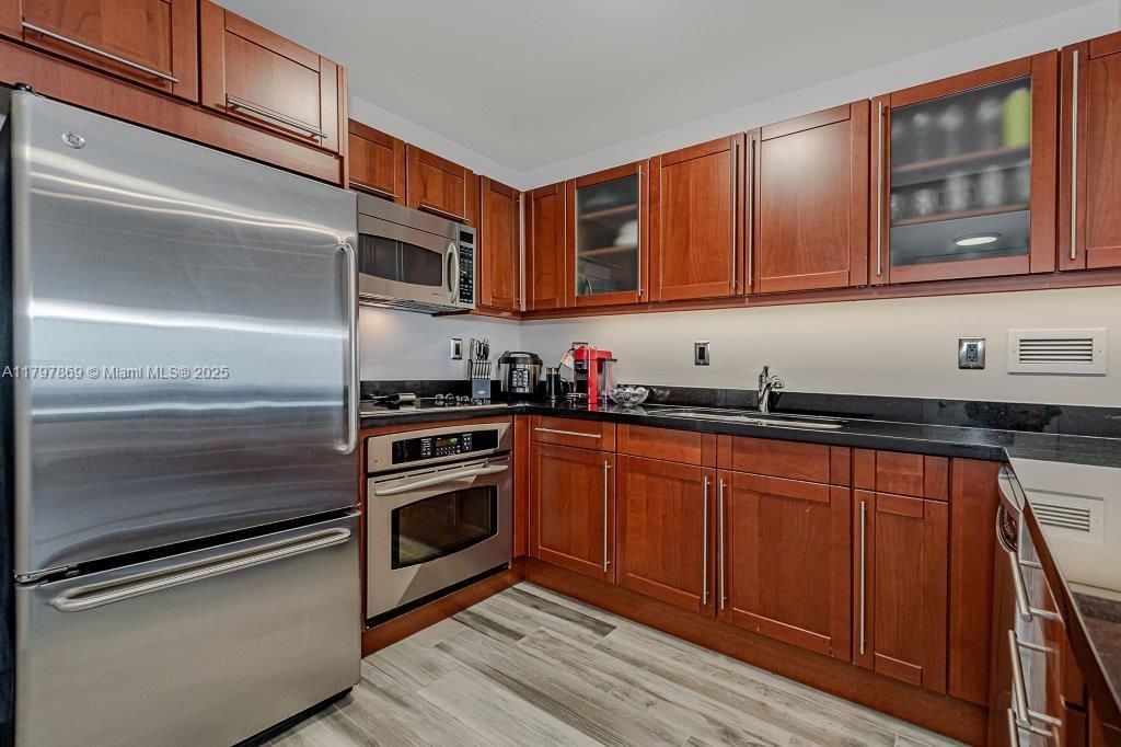 For Sale: $900,000 (0 beds, 1 baths, 760 Square Feet)