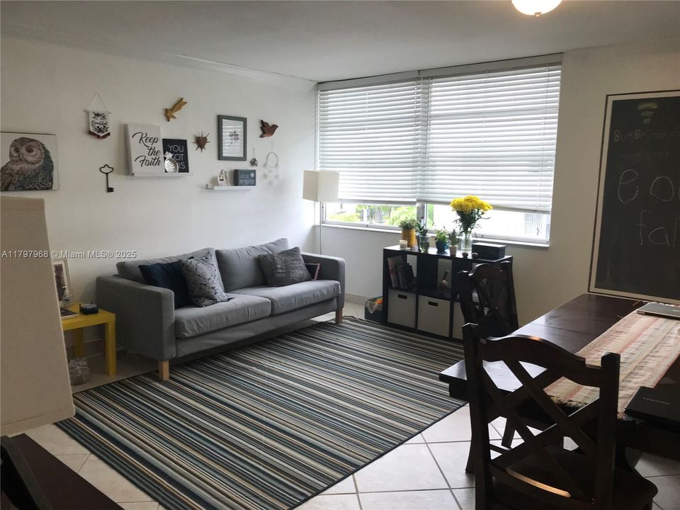 На продажу: $300,000 (2 спален, 1 ванн, 960 Квадратных фут)