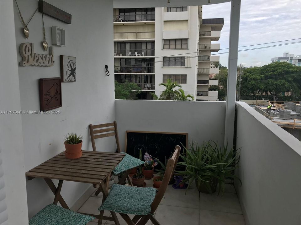 На продажу: $300,000 (2 спален, 1 ванн, 960 Квадратных фут)