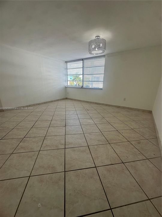 На продажу: $300,000 (2 спален, 1 ванн, 960 Квадратных фут)