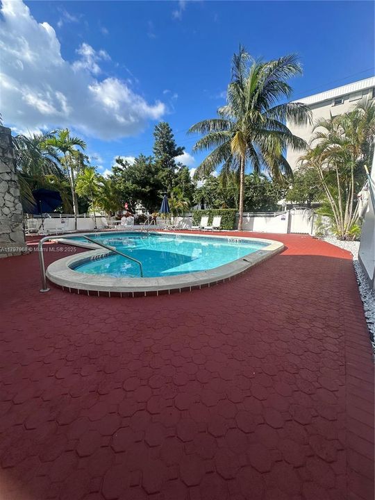 На продажу: $300,000 (2 спален, 1 ванн, 960 Квадратных фут)