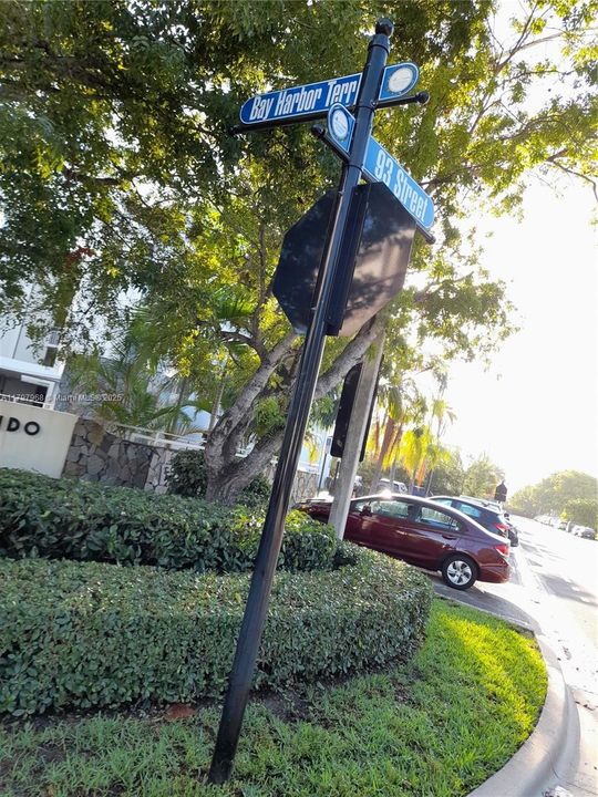 На продажу: $300,000 (2 спален, 1 ванн, 960 Квадратных фут)