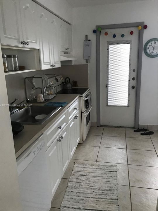 На продажу: $300,000 (2 спален, 1 ванн, 960 Квадратных фут)