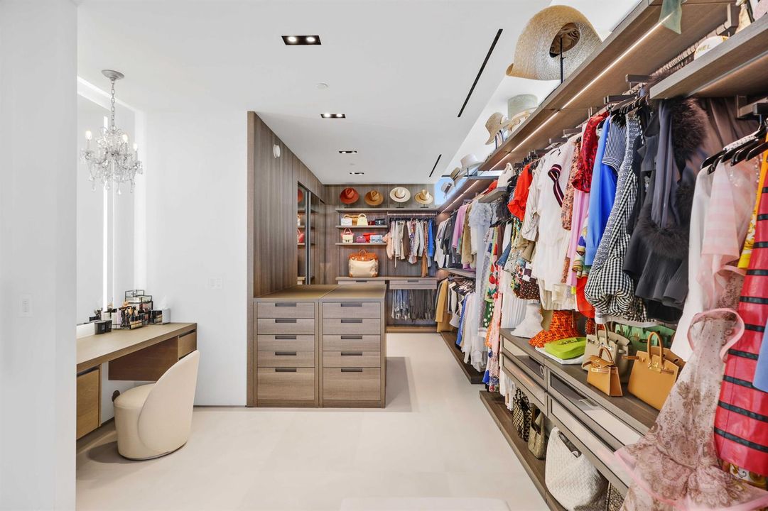 Oversized Dressing Room