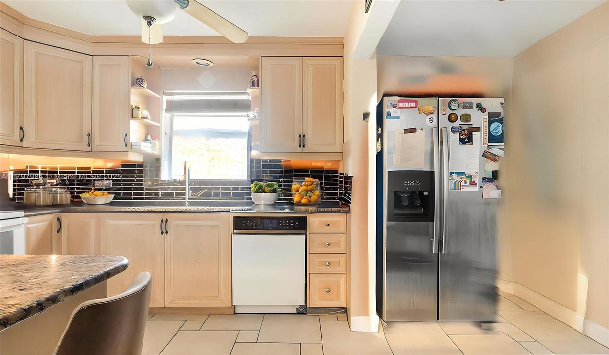 Недавно продано: $550,000 (3 спален, 3 ванн, 1700 Квадратных фут)