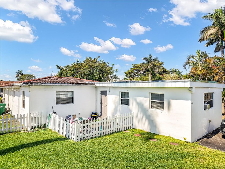 Недавно продано: $550,000 (3 спален, 3 ванн, 1700 Квадратных фут)