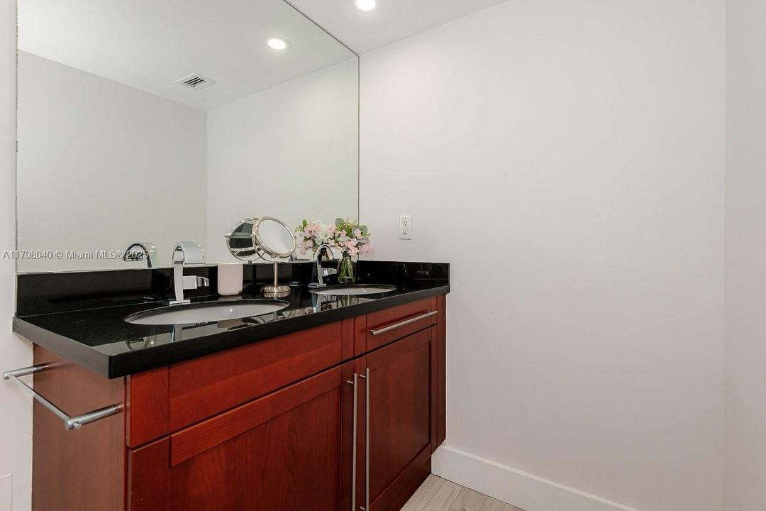 For Sale: $850,000 (0 beds, 1 baths, 760 Square Feet)