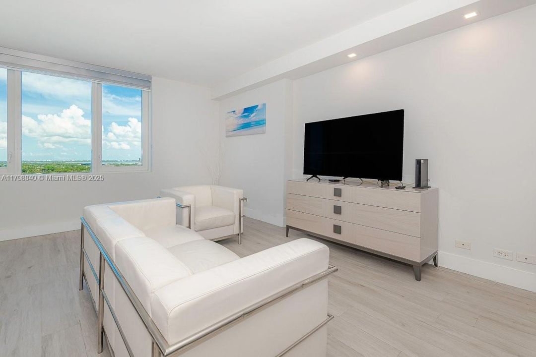 For Sale: $850,000 (0 beds, 1 baths, 760 Square Feet)