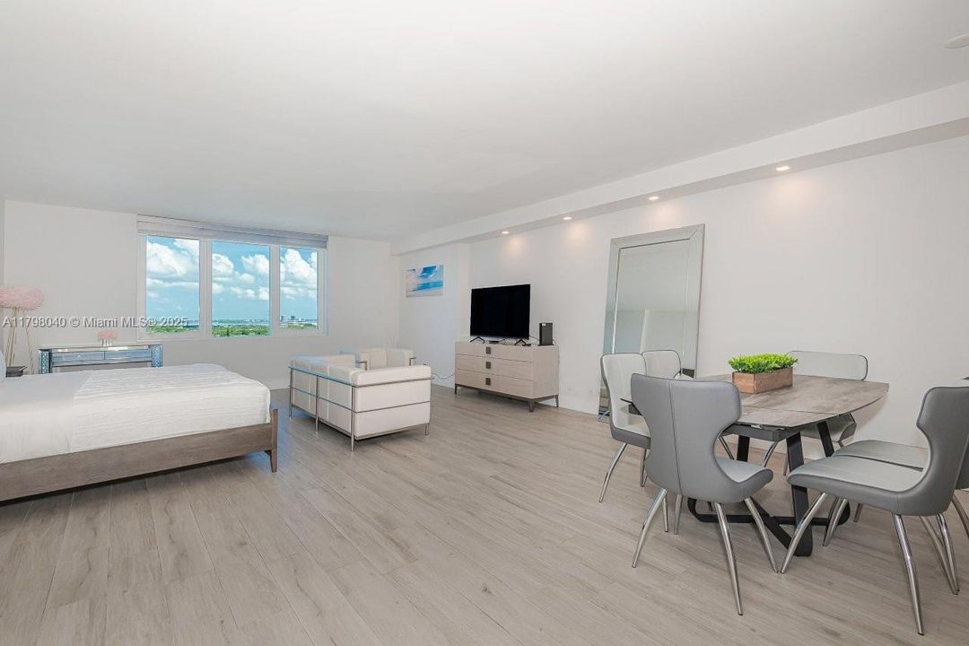 For Sale: $850,000 (0 beds, 1 baths, 760 Square Feet)