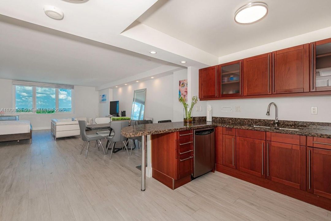 For Sale: $850,000 (0 beds, 1 baths, 760 Square Feet)