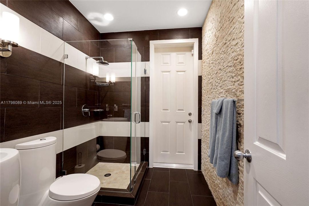 Recently Sold: $820,000 (5 beds, 4 baths, 3945 Square Feet)