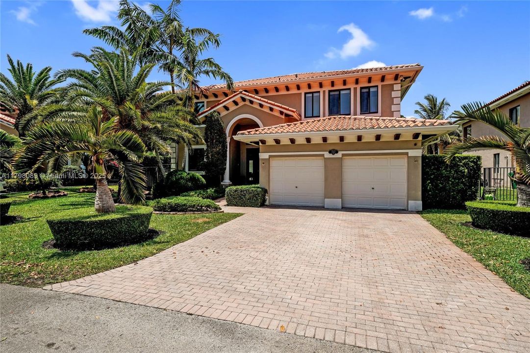 Recently Sold: $820,000 (5 beds, 4 baths, 3945 Square Feet)