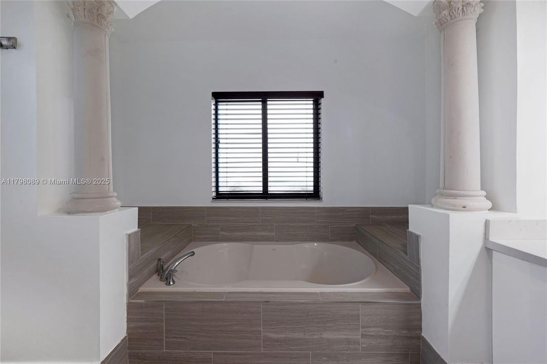 Recently Sold: $820,000 (5 beds, 4 baths, 3945 Square Feet)