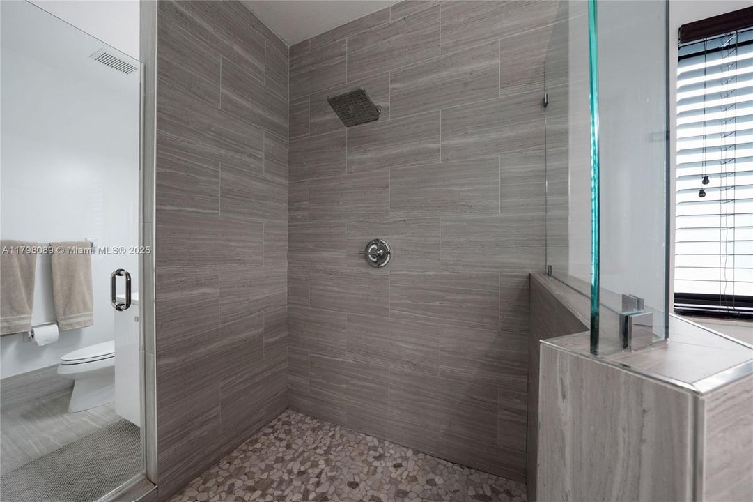 Recently Sold: $820,000 (5 beds, 4 baths, 3945 Square Feet)