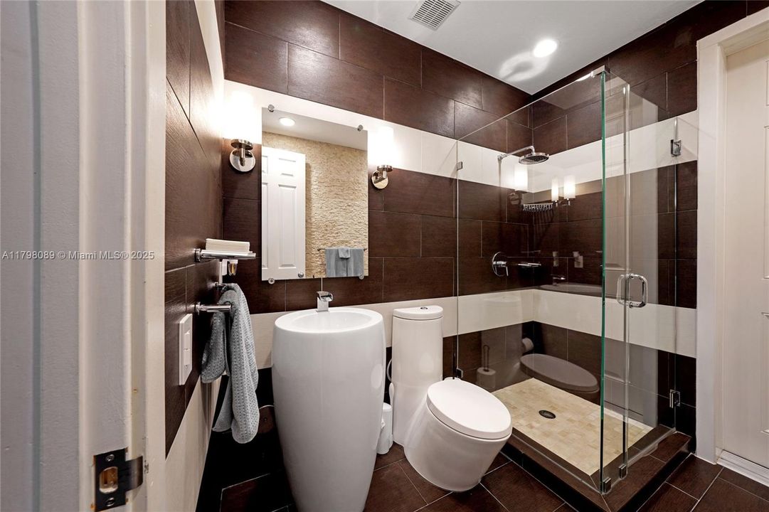 Recently Sold: $820,000 (5 beds, 4 baths, 3945 Square Feet)