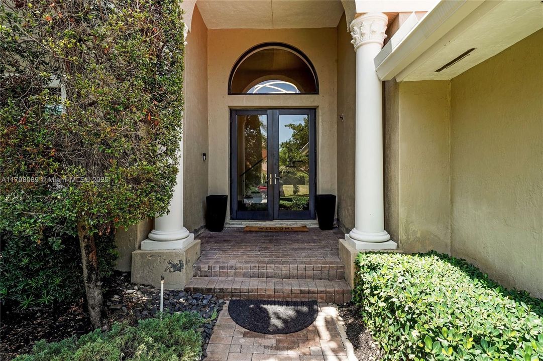 Recently Sold: $820,000 (5 beds, 4 baths, 3945 Square Feet)