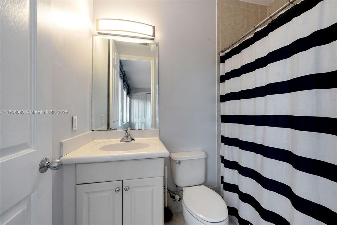 Recently Sold: $820,000 (5 beds, 4 baths, 3945 Square Feet)