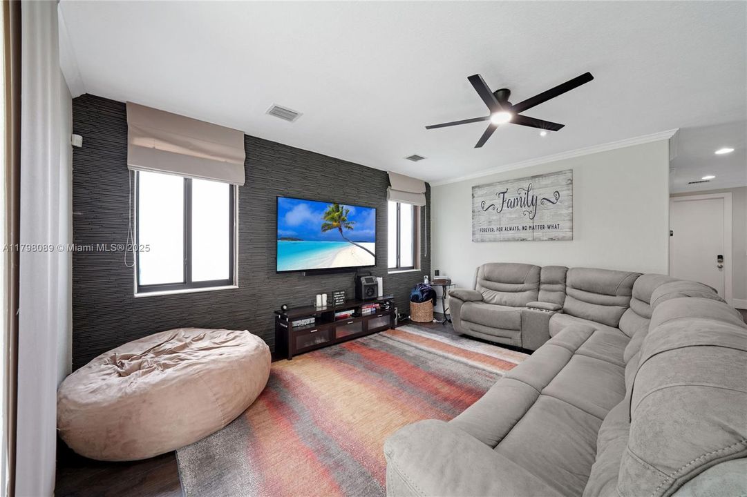 Recently Sold: $820,000 (5 beds, 4 baths, 3945 Square Feet)