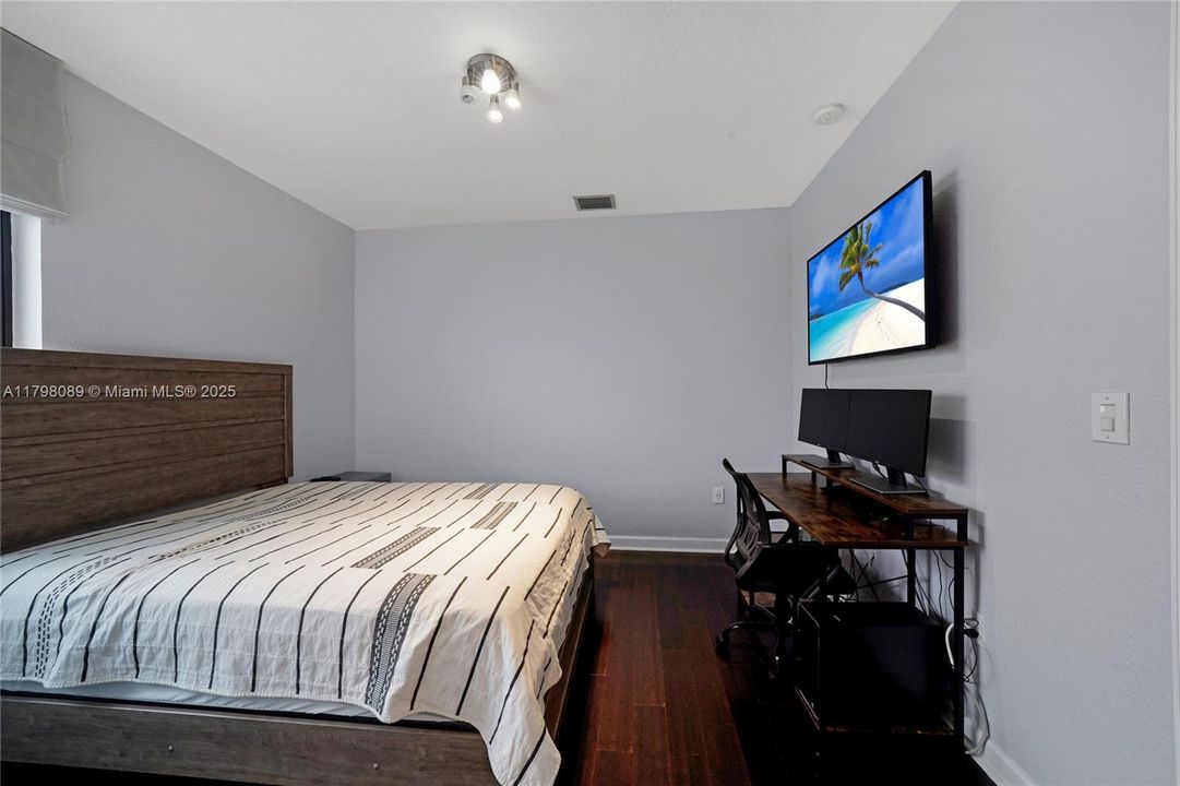 Recently Sold: $820,000 (5 beds, 4 baths, 3945 Square Feet)