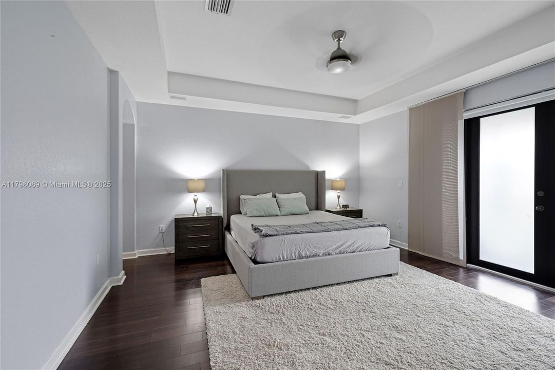 Recently Sold: $820,000 (5 beds, 4 baths, 3945 Square Feet)