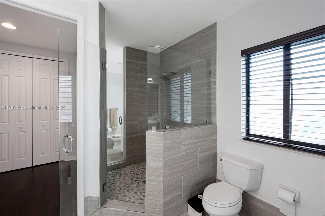 Recently Sold: $820,000 (5 beds, 4 baths, 3945 Square Feet)