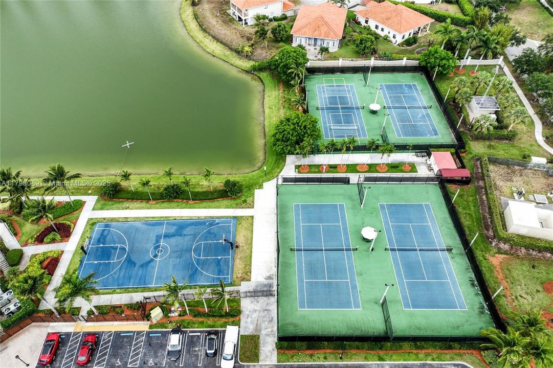 Recently Sold: $820,000 (5 beds, 4 baths, 3945 Square Feet)