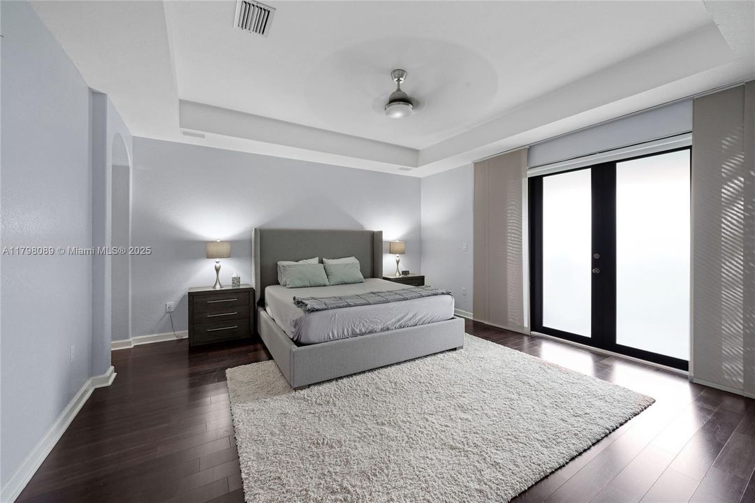 Recently Sold: $820,000 (5 beds, 4 baths, 3945 Square Feet)