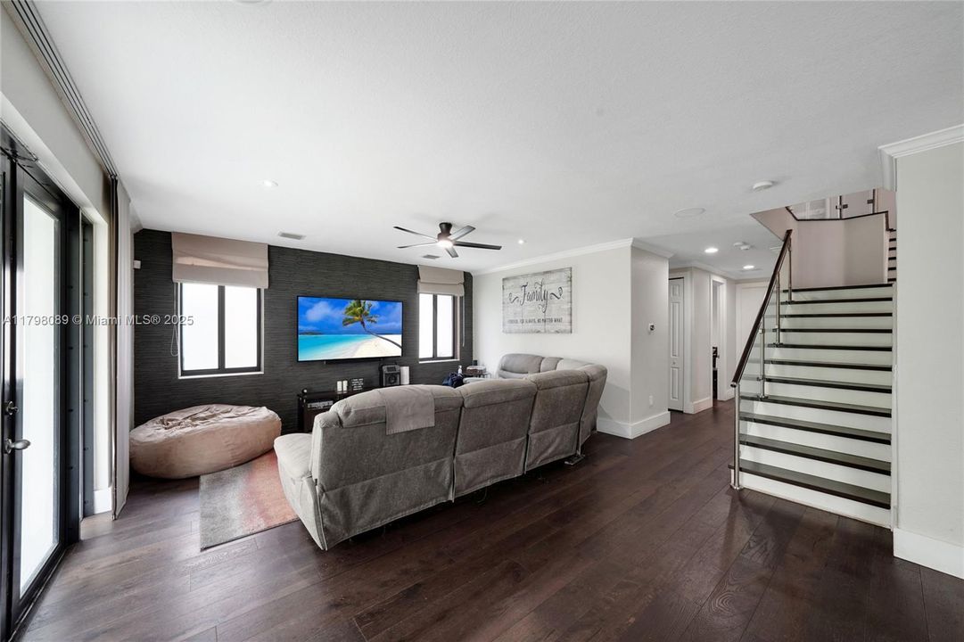 Recently Sold: $820,000 (5 beds, 4 baths, 3945 Square Feet)